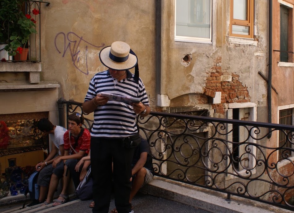 Gondolier waiting on a fare